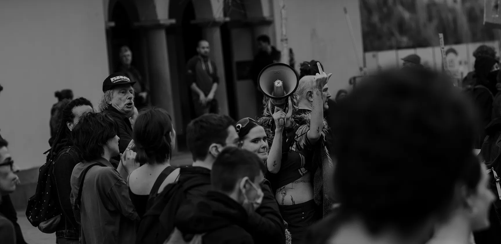 Photographie d'une manifestante parlant dans un megaphone à Strasbourg